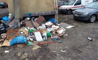 Podrzucane śmieci na ulicę Staromiejską?