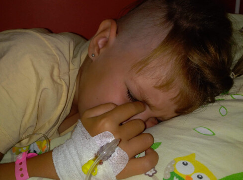 6-letniej Sarze życie możne uratować terapia w Meksyku - grafika