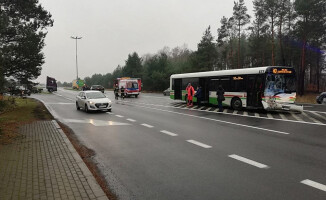 Osobówka wjechała w autobus MZK na obwodnicy