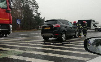 Osobówka wjechała w autobus MZK na obwodnicy
