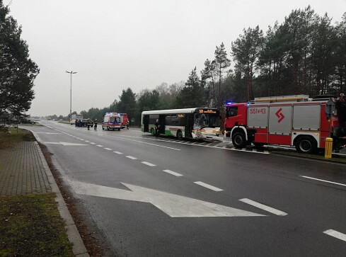 Osobówka wjechała w autobus MZK na obwodnicy - grafika