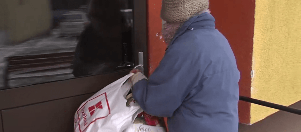 Kobieta zbiera śmieci. Sąsiedzi narzekają na smród