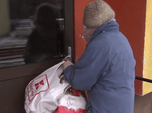 Kobieta zbiera śmieci. Sąsiedzi narzekają na smród - grafika