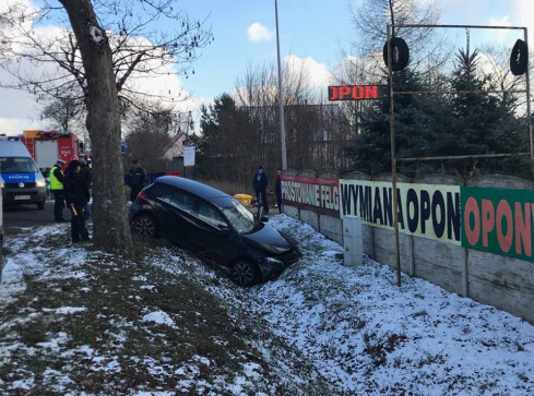 Wjechał do rowu. Wypadek na drodze Piła - Gorzów - grafika