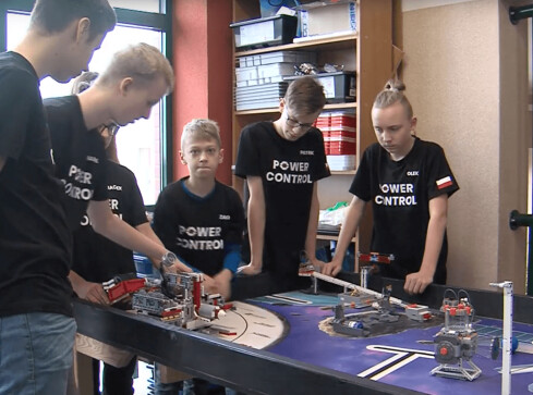Uczniowie z Chwiramu z modelem skanera 3D - grafika