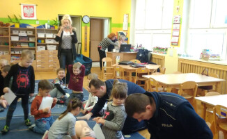 Dzielnicowi uczyli dzieci pierwszej pomocy