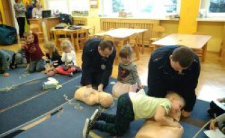 Dzielnicowi uczyli dzieci pierwszej pomocy