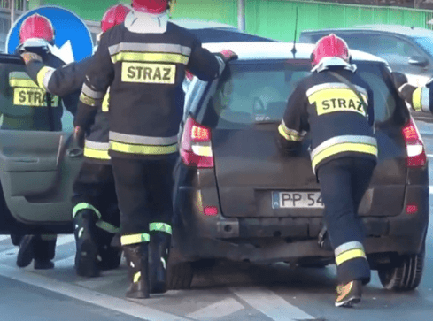 Zapalił się samochód na wiadukcie w Pile [VIDEO] - grafika