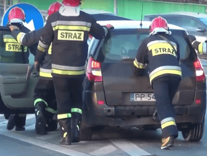 Zapalił się samochód na wiadukcie w Pile [VIDEO] - grafika