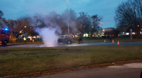 Auto spłonęło w centrum Piły - grafika