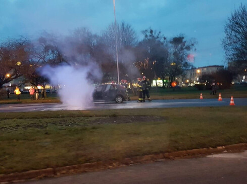 Auto spłonęło w centrum Piły - grafika