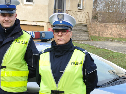 Zapijał tabletki alkoholem. Policjanci go uratowali - grafika