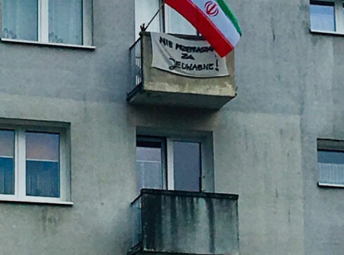 Flaga Iranu i hasło: Nie przepraszać za Jedwabne - grafika