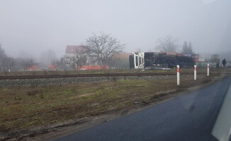 Ciężarówka przewróciła się na przejeździe