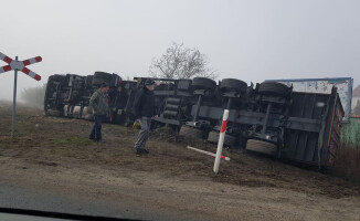 Ciężarówka przewróciła się na przejeździe