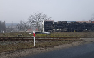 Ciężarówka przewróciła się na przejeździe
