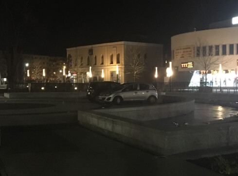 Miejsce parkingowe w fontannie miejskiej? - grafika