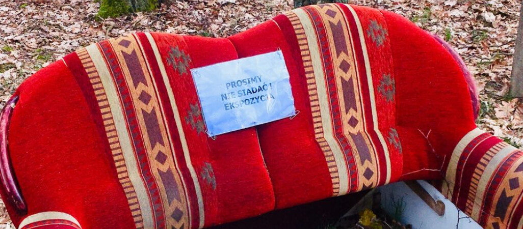 Ekspozycja mebli w środku lasu?