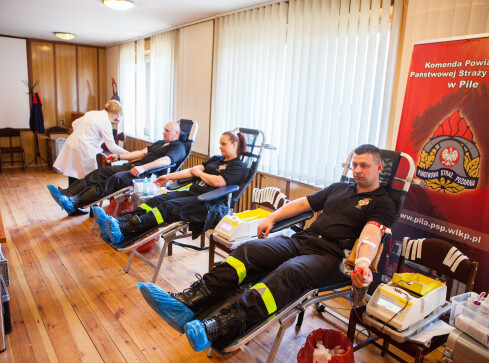 Strażacy oddawali krew. Zebrali 10 litrów - grafika