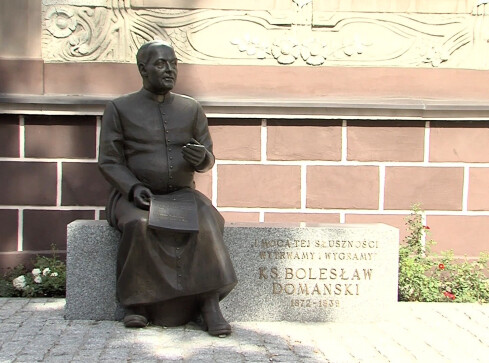Ksiądz Domański z Orderem Orła Białego - grafika