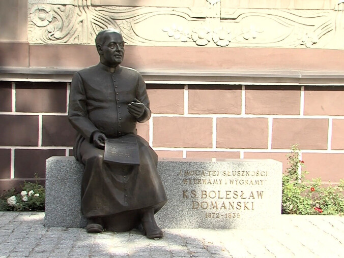 Ksiądz Domański z Orderem Orła Białego - grafika