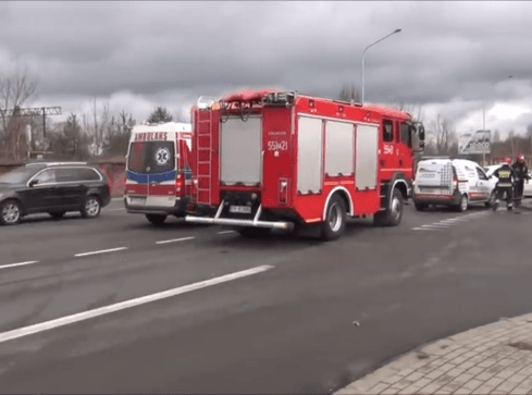 Po zderzeniu samochód zatrzymał się na latarni - grafika