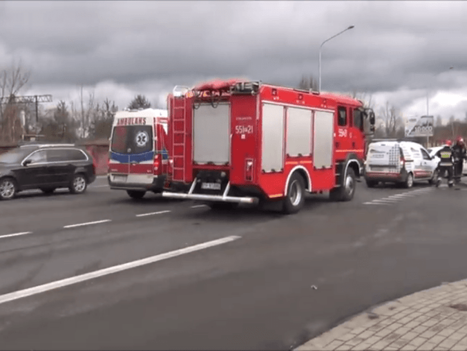 Po zderzeniu samochód zatrzymał się na latarni - grafika