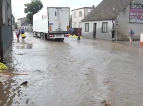 "Dosłownie leciała rzeka". Koniec podtopień w Ujściu - grafika