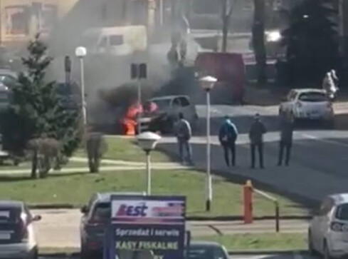 W centrum Piły spłonął samochód - grafika