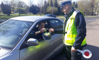 Policjanci rozdawali wielkanocne pisanki