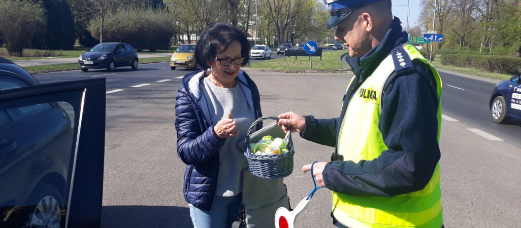 Policjanci rozdawali wielkanocne pisanki
