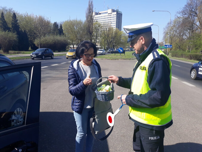 Policjanci rozdawali wielkanocne pisanki - grafika