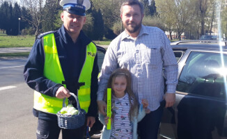 Policjanci rozdawali wielkanocne pisanki