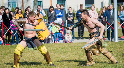 Gladiatorzy i barbarzyńcy pojawili się... w PWSZ - grafika