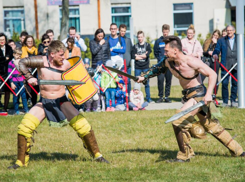 Gladiatorzy i barbarzyńcy pojawili się... w PWSZ - grafika