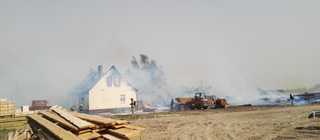 Niebezpieczny pożar. Spłonął tartak w Brzostowie