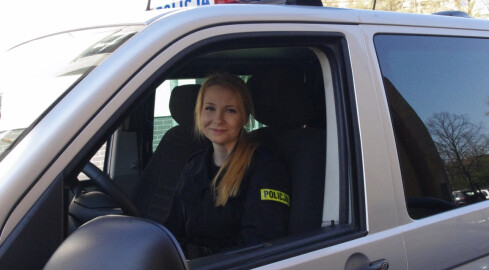 Pracuje jako policjantka, a po godzinach... jako strażak - grafika