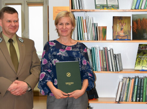 Leśny Regał w pilskiej bibliotece - grafika