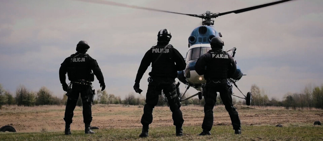 Policja kusi zarobkami,ciekawą pracą i filmami