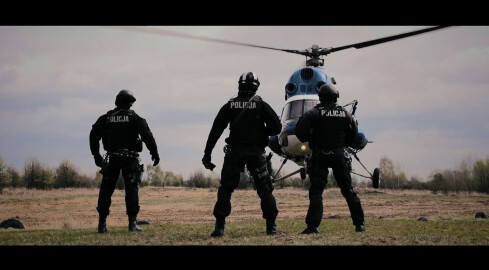 Policja kusi zarobkami,ciekawą pracą i filmami - grafika