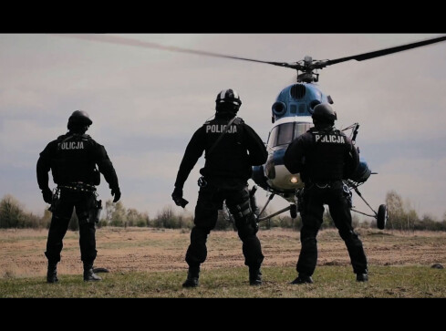 Policja kusi zarobkami,ciekawą pracą i filmami - grafika