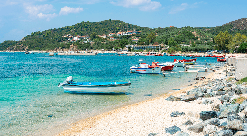 Dlaczego warto wybrać Chalkidiki na wakacje? Plaże, natura i grecki  - grafika