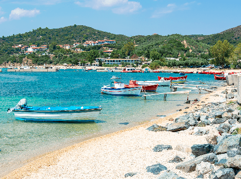 Dlaczego warto wybrać Chalkidiki na wakacje? Plaże, natura i grecki  - grafika