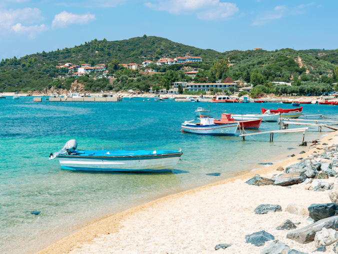Dlaczego warto wybrać Chalkidiki na wakacje? Plaże, natura i grecki  - grafika