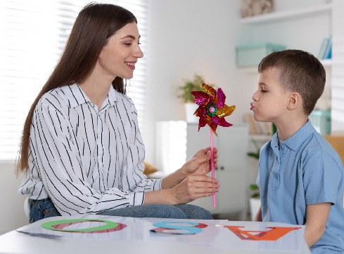 Logopeda - zawód, który pomaga odzyskać swobodę komunikacji - grafika