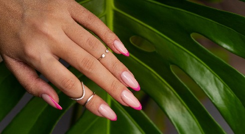 Manicure hybrydowy na lato – co jest modne w tym sezonie? - grafika