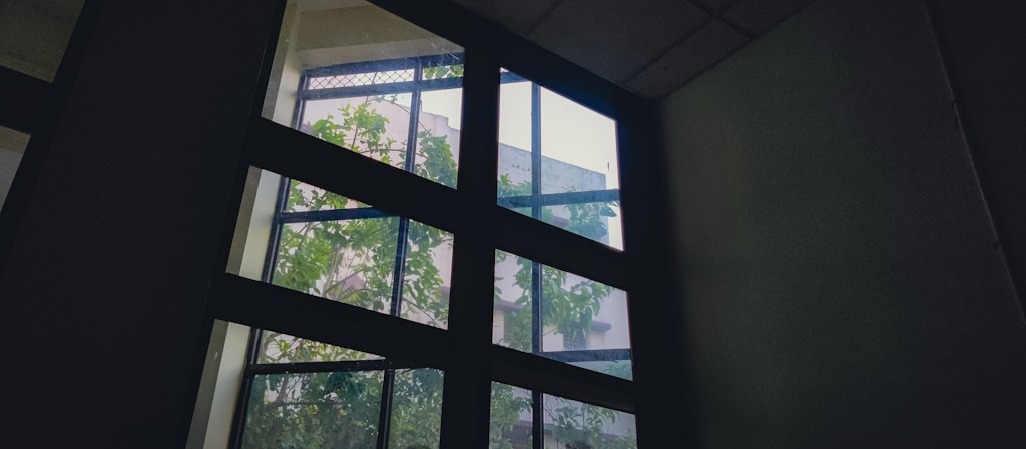 Jak konstrukcja okien wpływa na komfort cieplny i akustyczny wnętrz?