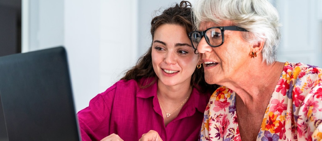 Myślisz o pracy z seniorami? Zobacz, jak zdobyć umiejętności opiekuna osób starszych