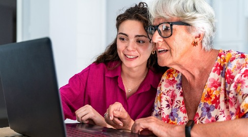 Myślisz o pracy z seniorami? Zobacz, jak zdobyć umiejętności opiek - grafika