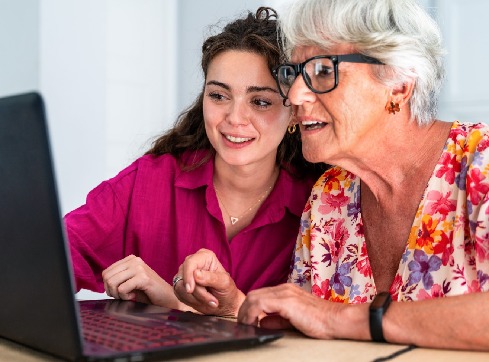 Myślisz o pracy z seniorami? Zobacz, jak zdobyć umiejętności opiek - grafika